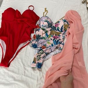 2 trajes de baño más una pareo $10